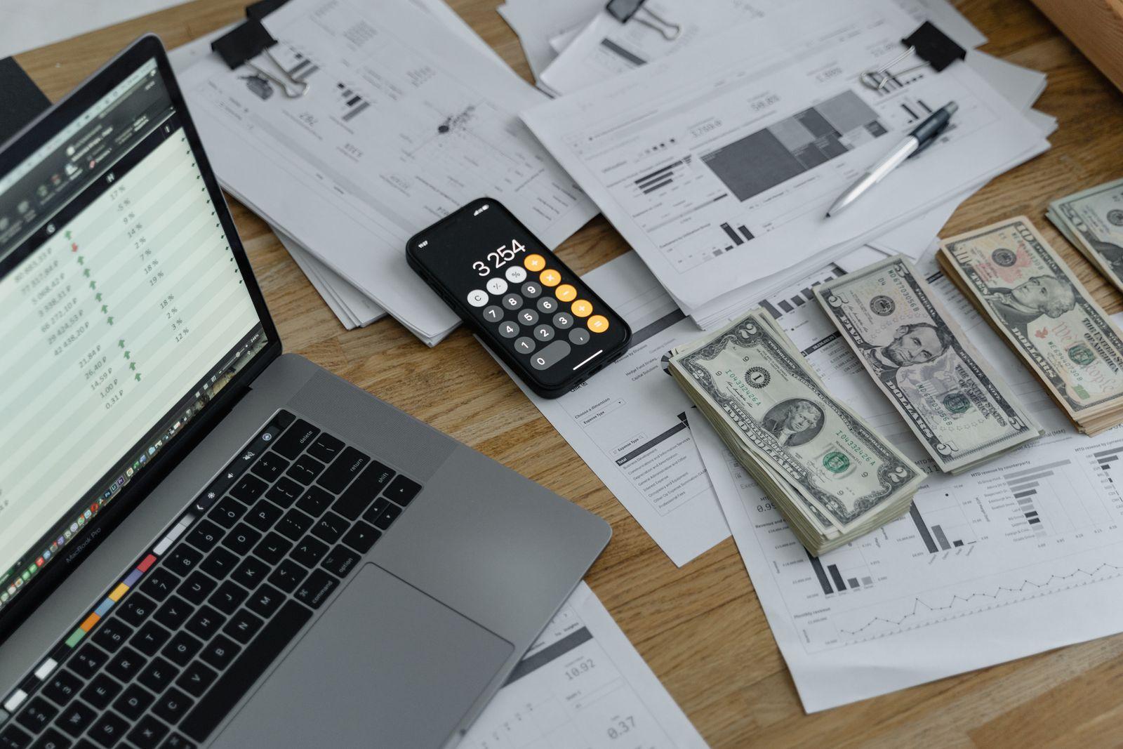 Documents and calculator illustrating free-spin bonus terms